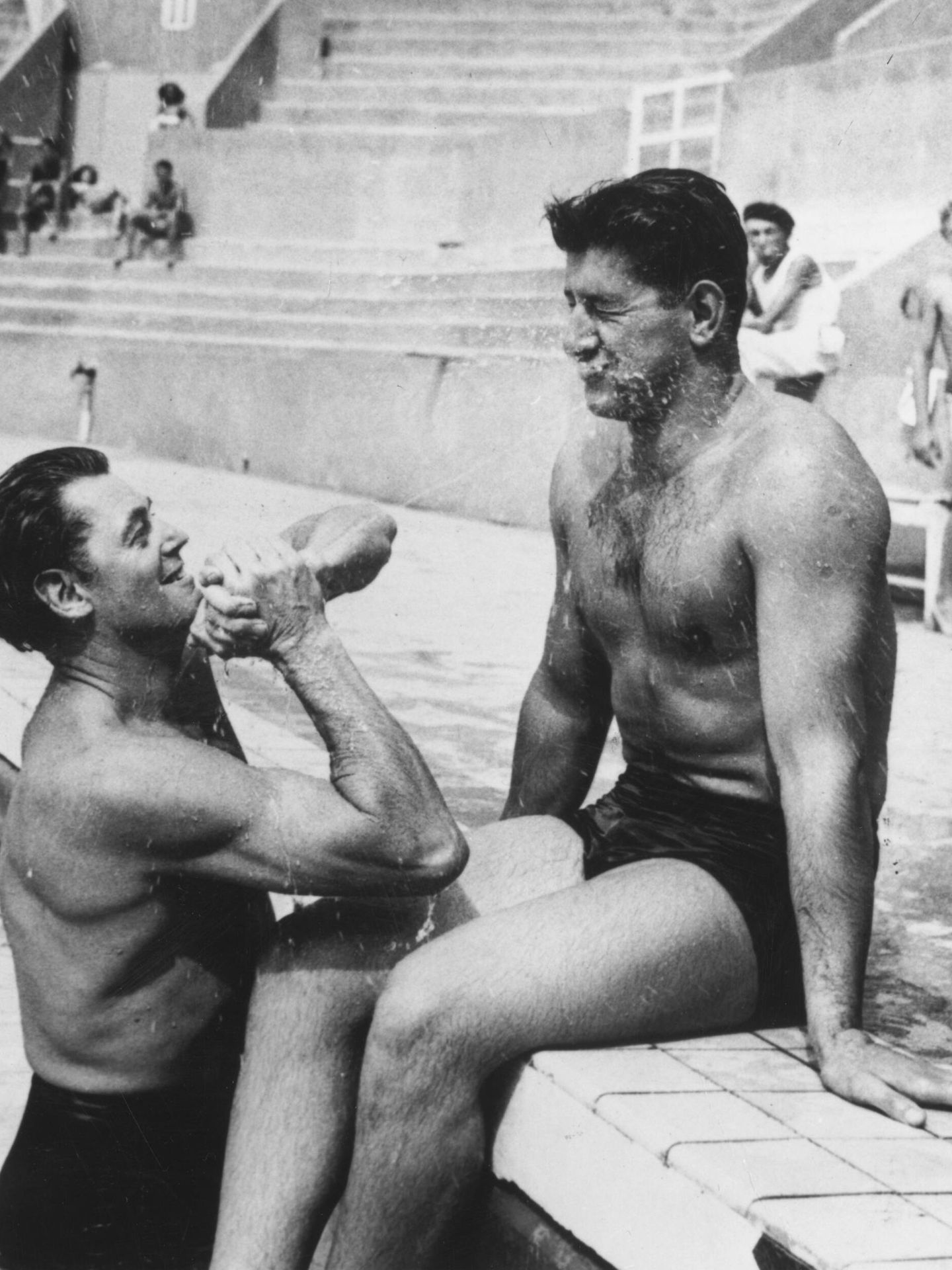 El nadador Johnny Weissmuller (izquierda) salpica con agua al francés  Alex Jany en la piscina olímpica Tourelles en 1924. (Keystone/Getty Images)