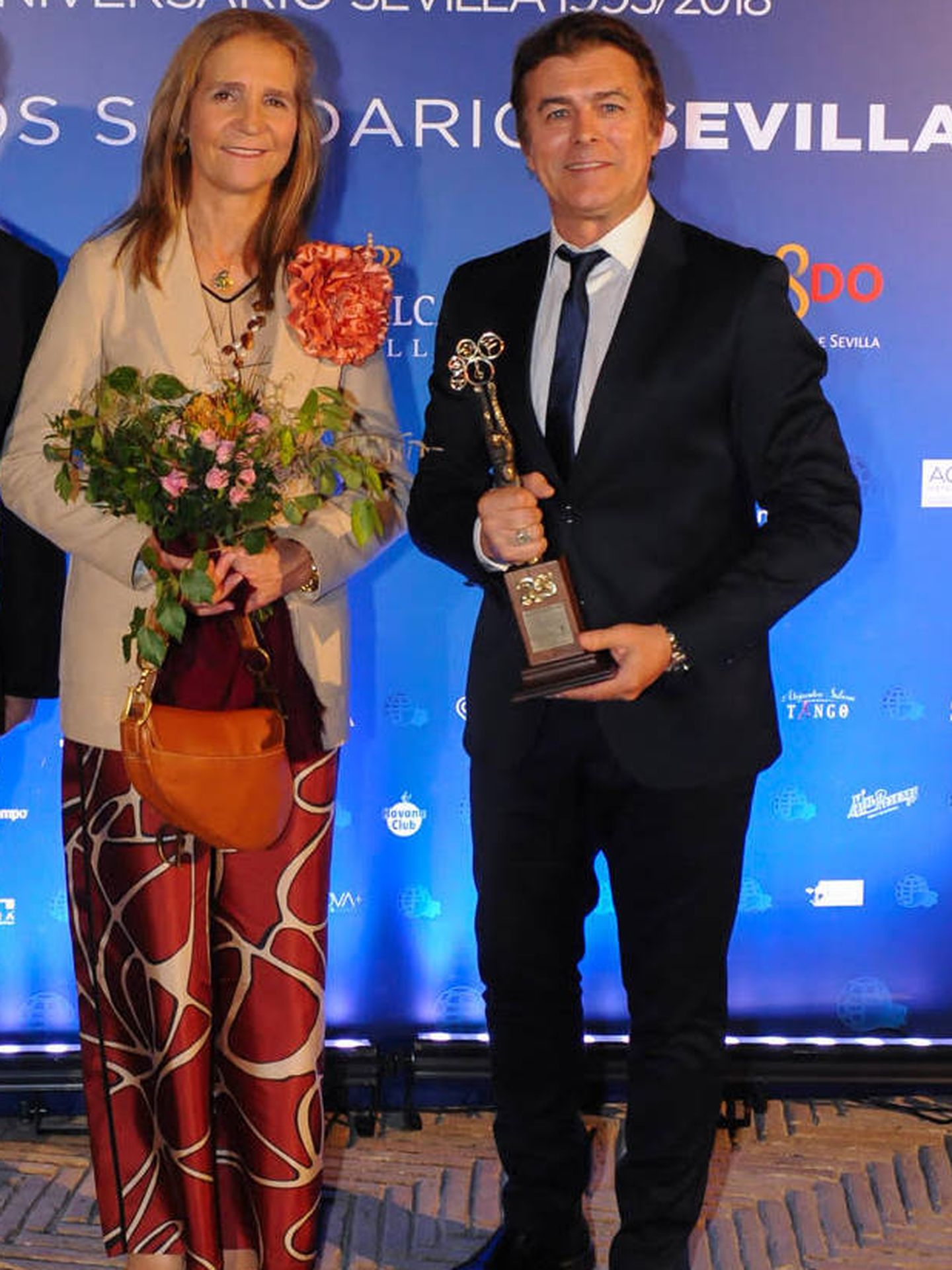 En el Festival de las Naciones de 2018, en Sevilla, recibiendo un premio junto a la infanta Elena. (Cortesía)