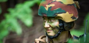 Post de La imagen más insólita de Elisabeth de Bélgica: uniforme, armas y rostro camuflado