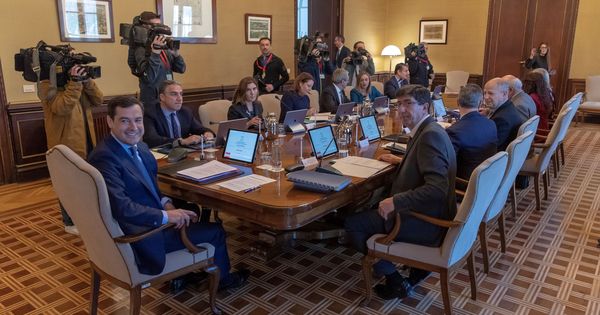 Foto: El presidente andaluz, Juanma Moreno (i), reunido con su equipo de gobierno. (EFE)