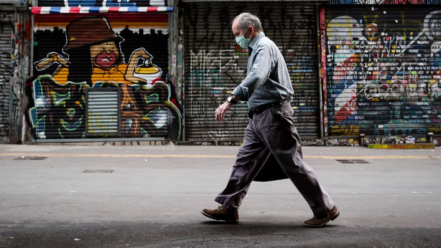 Un hombre camina frente a locales comerciales cerrados este miércoles, en Sao Paulo (Brasil). (EFE)