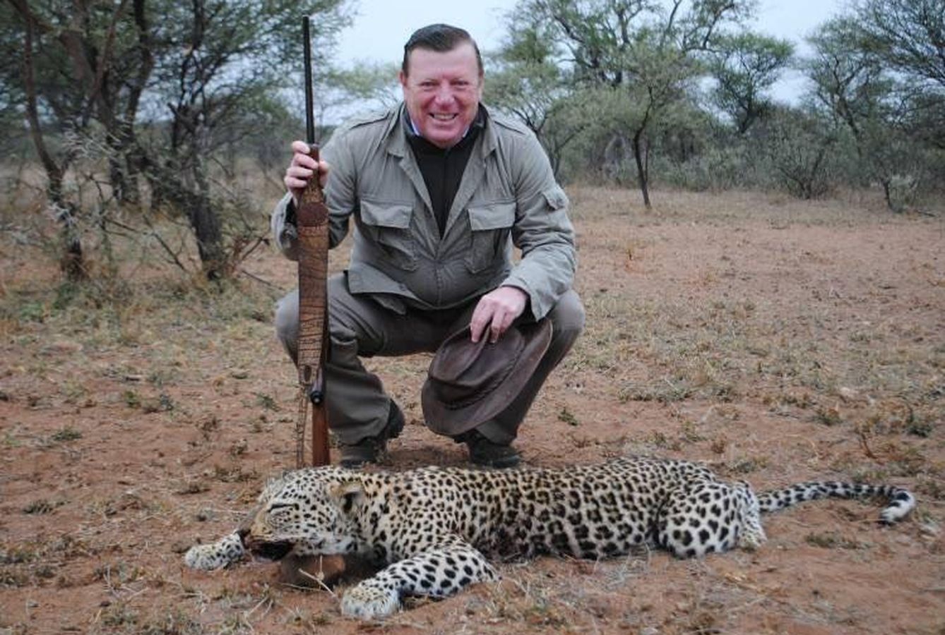 Foto: El humorista César Cadaval posando junto a un leopardo muerto (Inafrika)