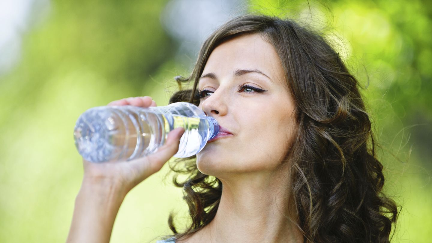 ¿Beber agua durante la comida te impide adelgazar? (iStock)