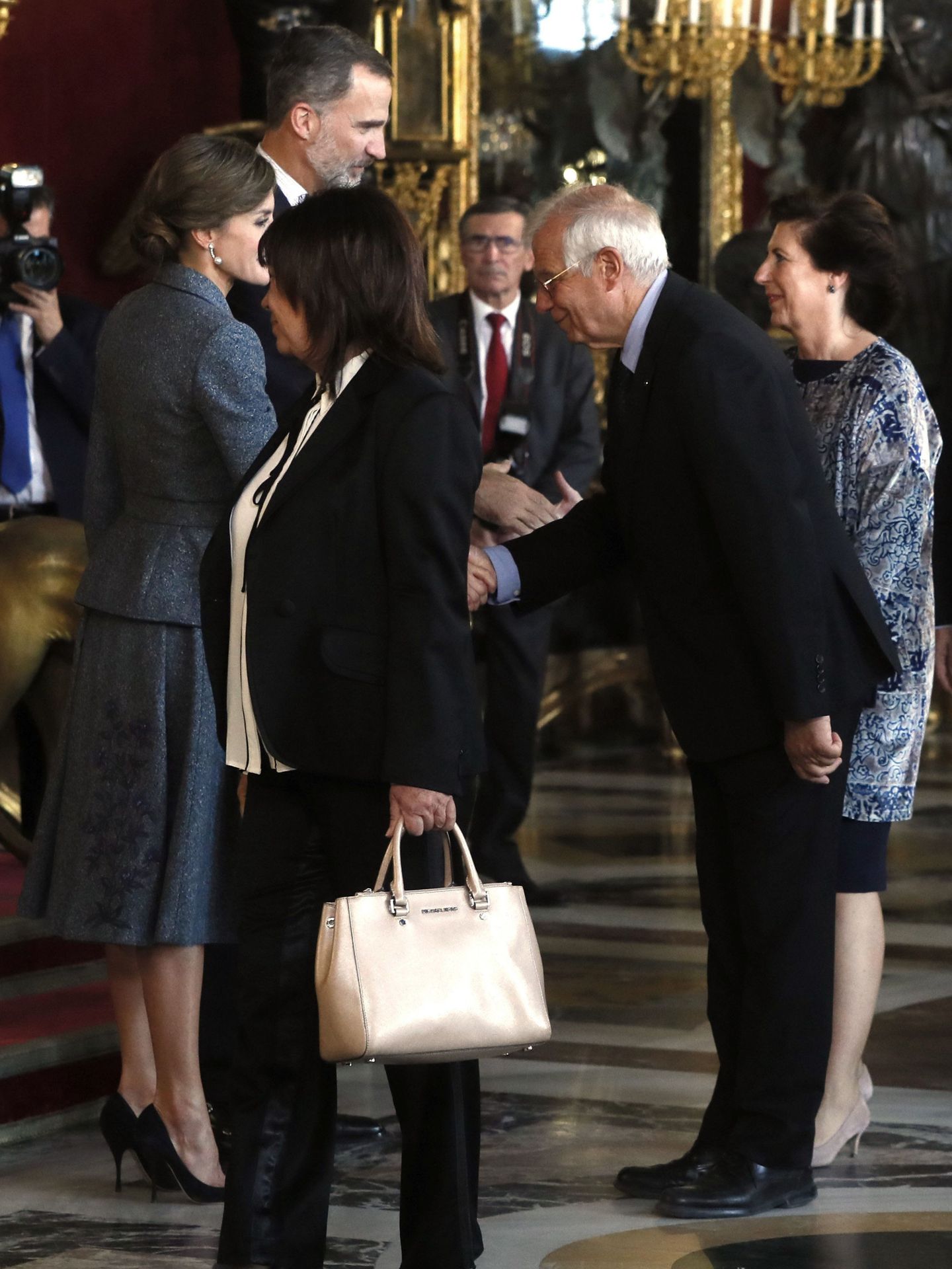 Los Reyes saludan a Pepe Borrell y Cristina Narbona, presidenta del PSOE, el pasado jueves en la recepción por la Fiesta Nacional en el Palacio Real de Madrid. (EFE)