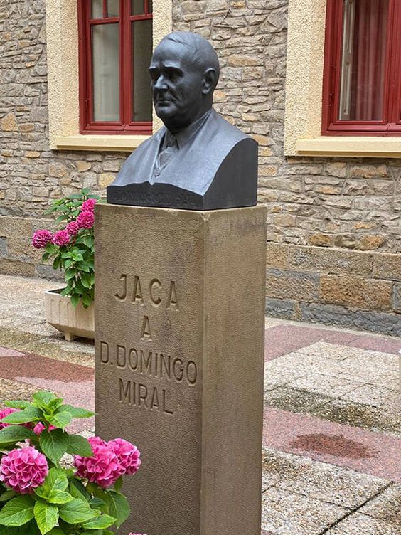 Busto de Domingo Miral, fundador de los cursos de verano de Jaca, en el patio de la residencia universitaria. (Cedida)