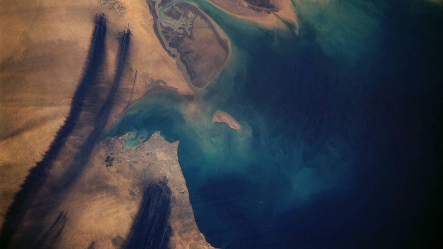 Vista desde el Transbordador Espacial de los pozos en llamas. (NASA)