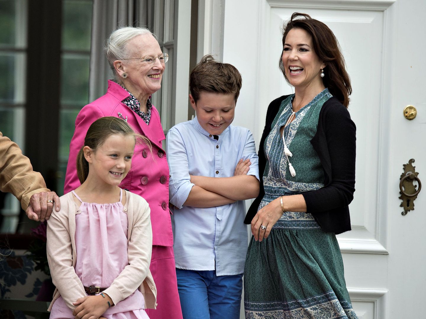 La princesa Mary, la reina Margarita, Isabellla y Christian, en Grasten. (Reuters)