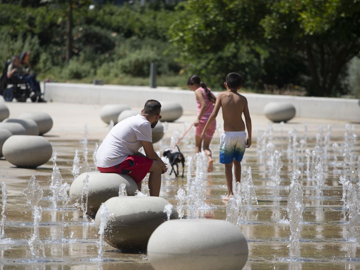 Photo: File photo of people cooling off with some fountains in a park.  (EFE)