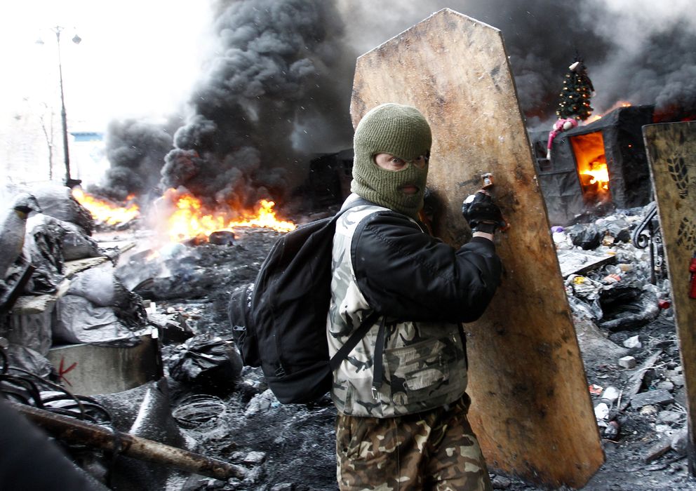 Foto: Un manifestante opositor se protege durante los disturbios en Kiev, la capital de Ucrania (Reuters).