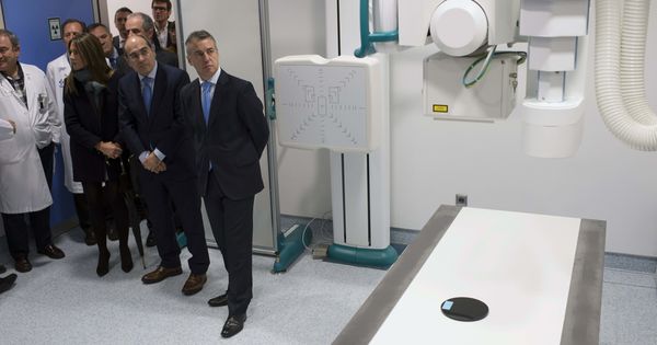 Foto: El consejero de Sanidad, Jon Darpón, y el lehendakari Iñigo Urkullu en una visita a las instalaciones del Hospital Universitario de Álava. (EFE)