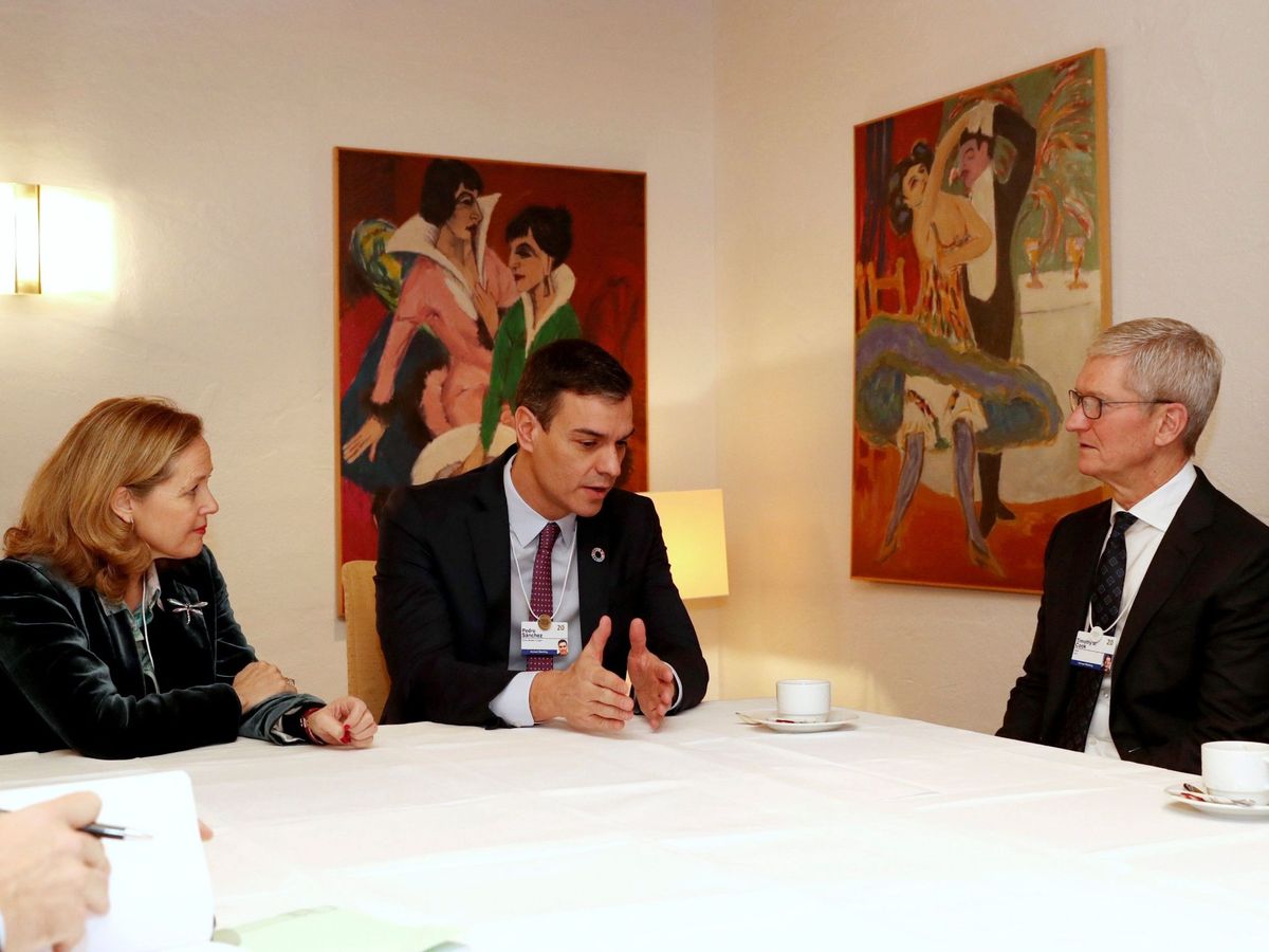 Foto: El presidente del gobierno, Pedro Sánchez, el consejero delegado de Apple, Tim Cook (d), y la vicepresidenta del gobierno de España, Nadia Calviño. (EFE)