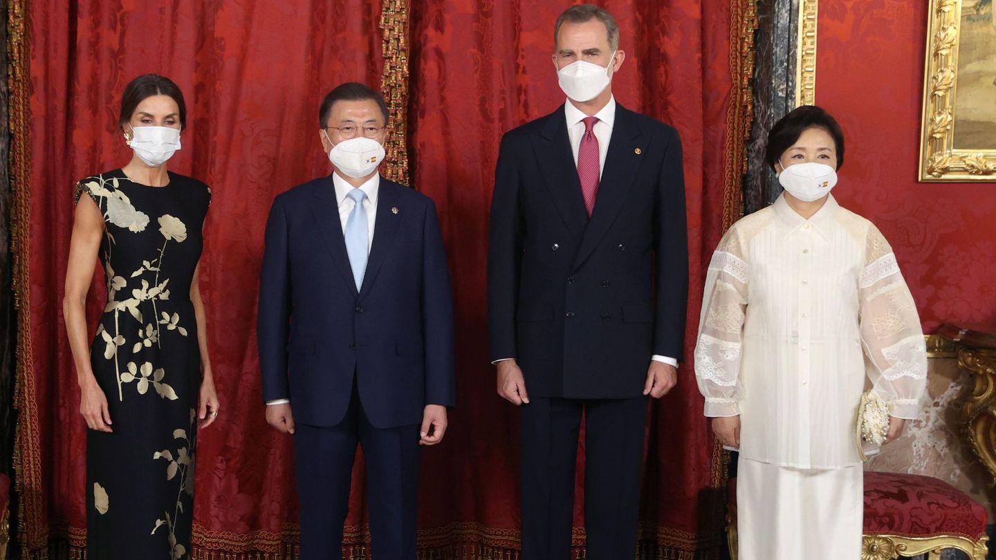 Los Reyes, junto al presidente y la primera dama coreana. (EFE)