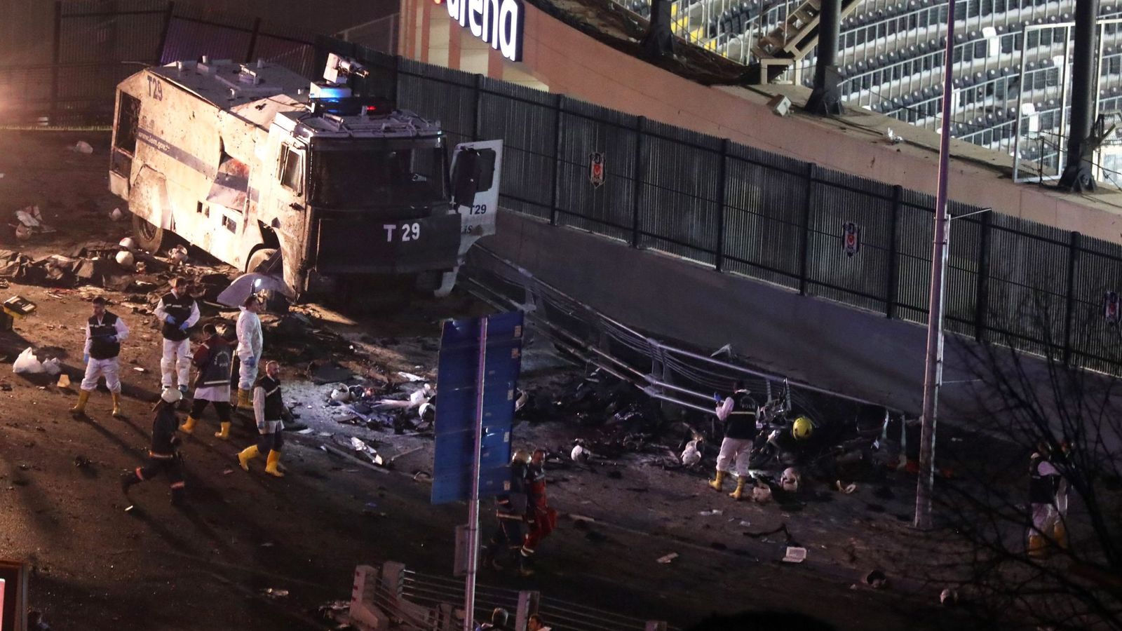 Foto: El exterior del campo del Besiktas, escenario de uno de los atentados de Estambul. (Reuters)
