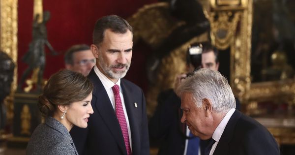 Foto: Los Reyes saludan al expresidente del Gobierno Felipe González a su llegada a la tradicional recepción ofrecida en el Palacio Real. (EFE)