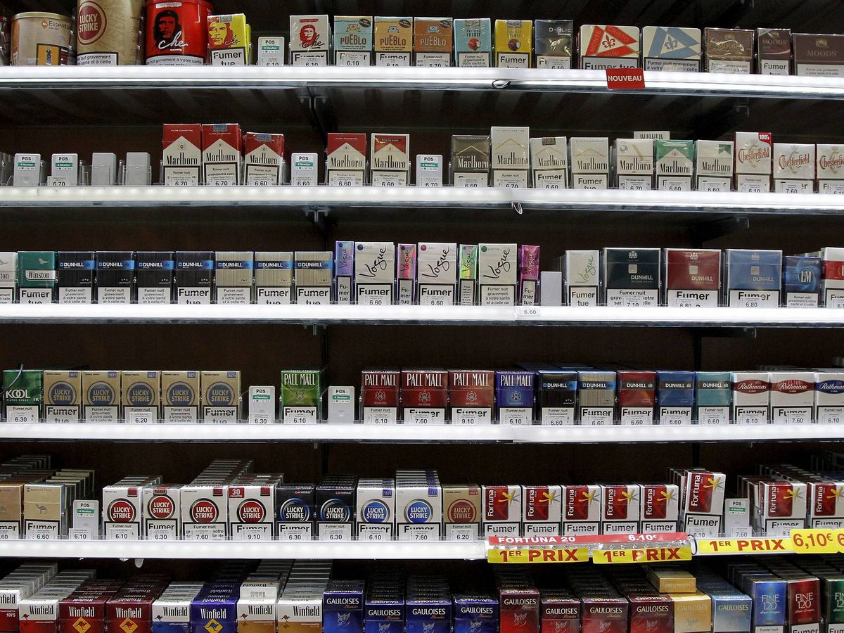 Foto: Sube el precio de estas cajetillas de tabaco: la lista de marcas que ahora son más caras (EFE/Guillaume Horcajuelo)