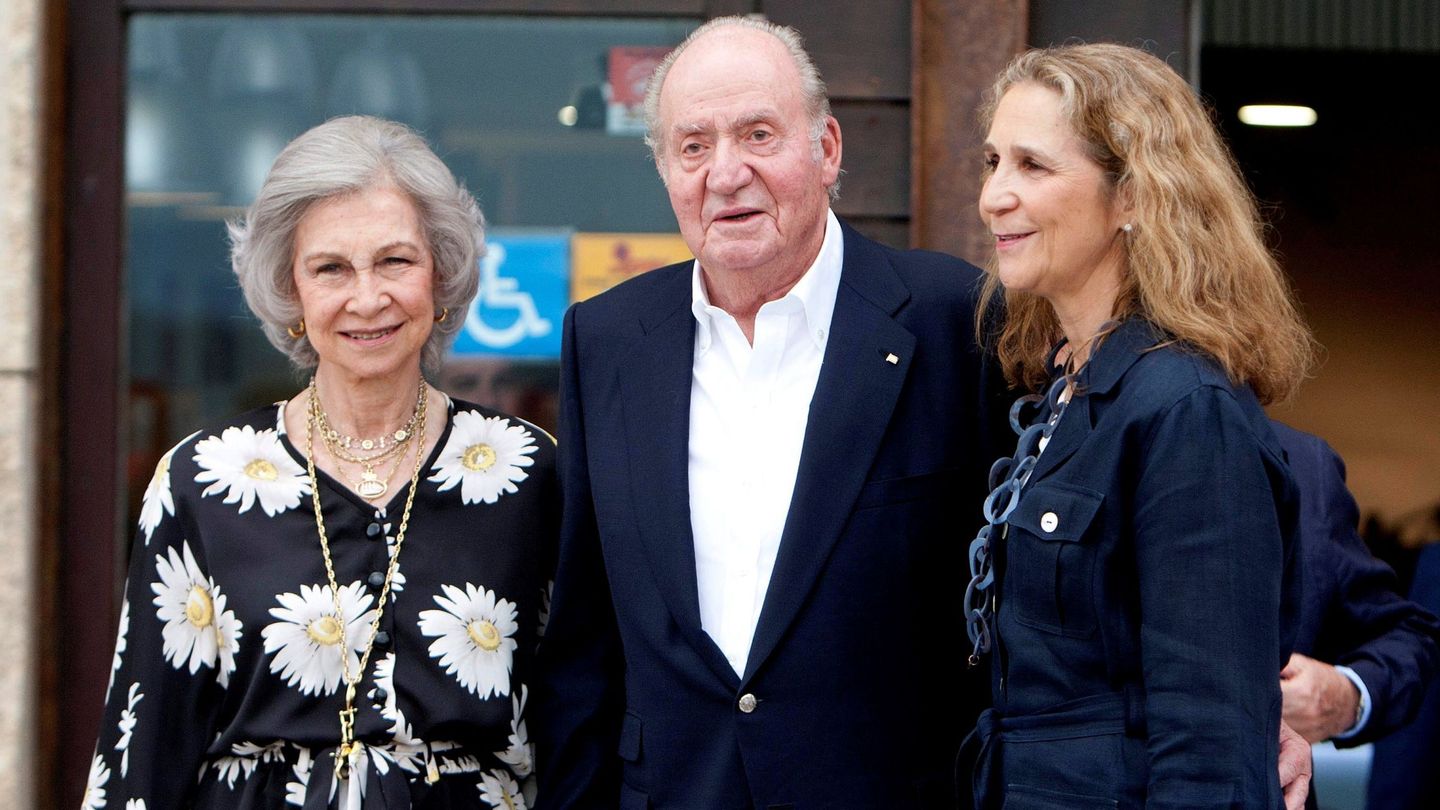 El rey Juan Carlos, la reina Sofía y la infanta Elena. (EFE)