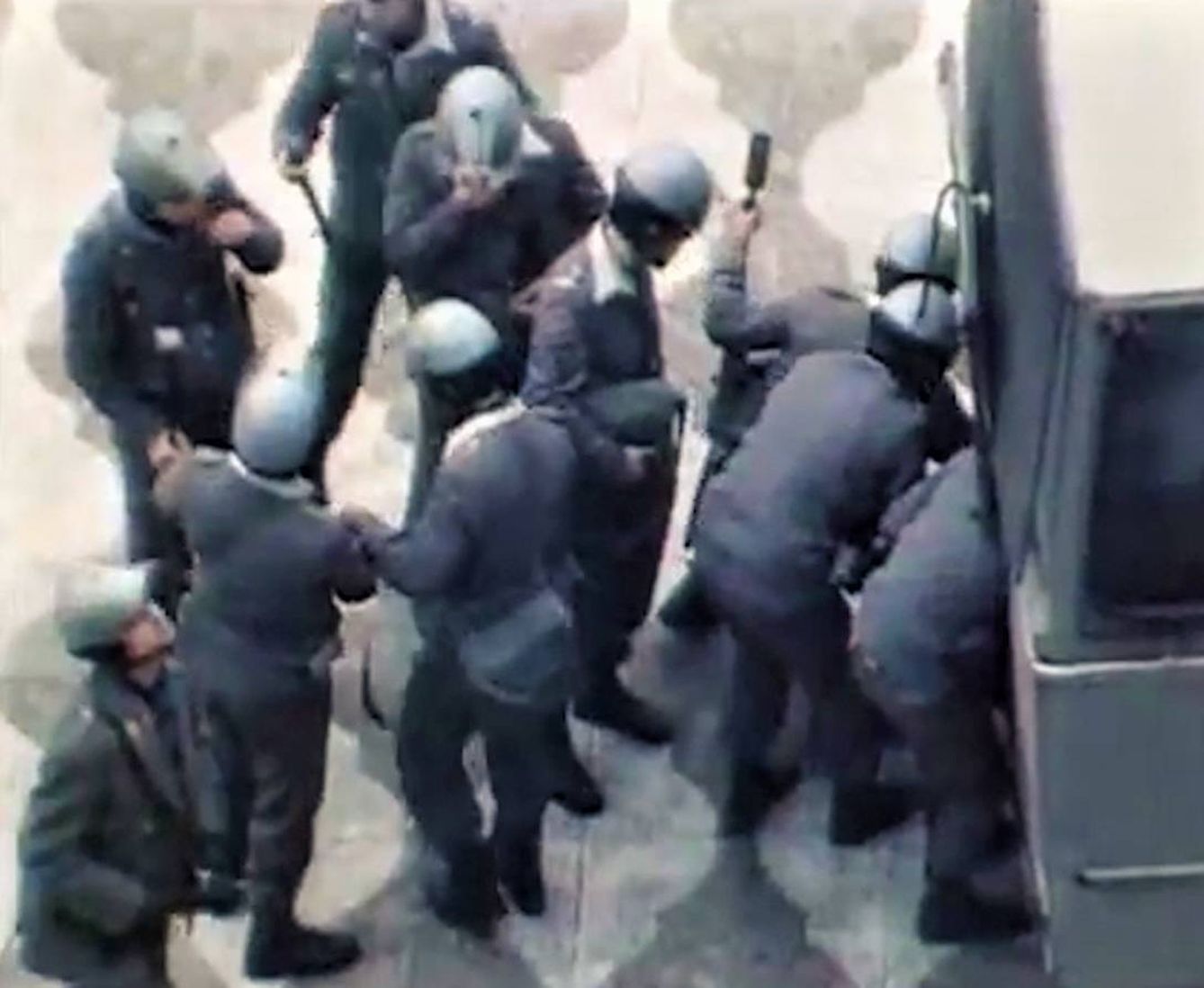 Varios policías se preparan antes de intervenir en una manifestación.