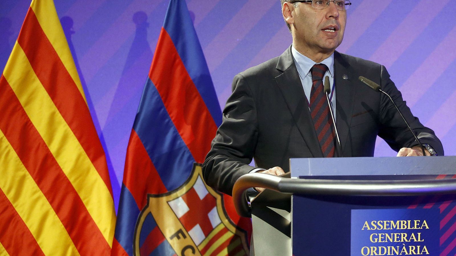 Foto: Josep María Bartomeu, durante su intervención en la Asamblea de Compromisarios del Barcelona (EFE)