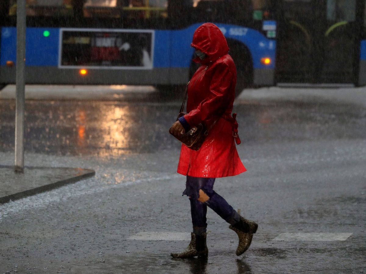 Foto: Una mujer camina bajo la lluvia en Madrid en una foto de archivo (EFE)