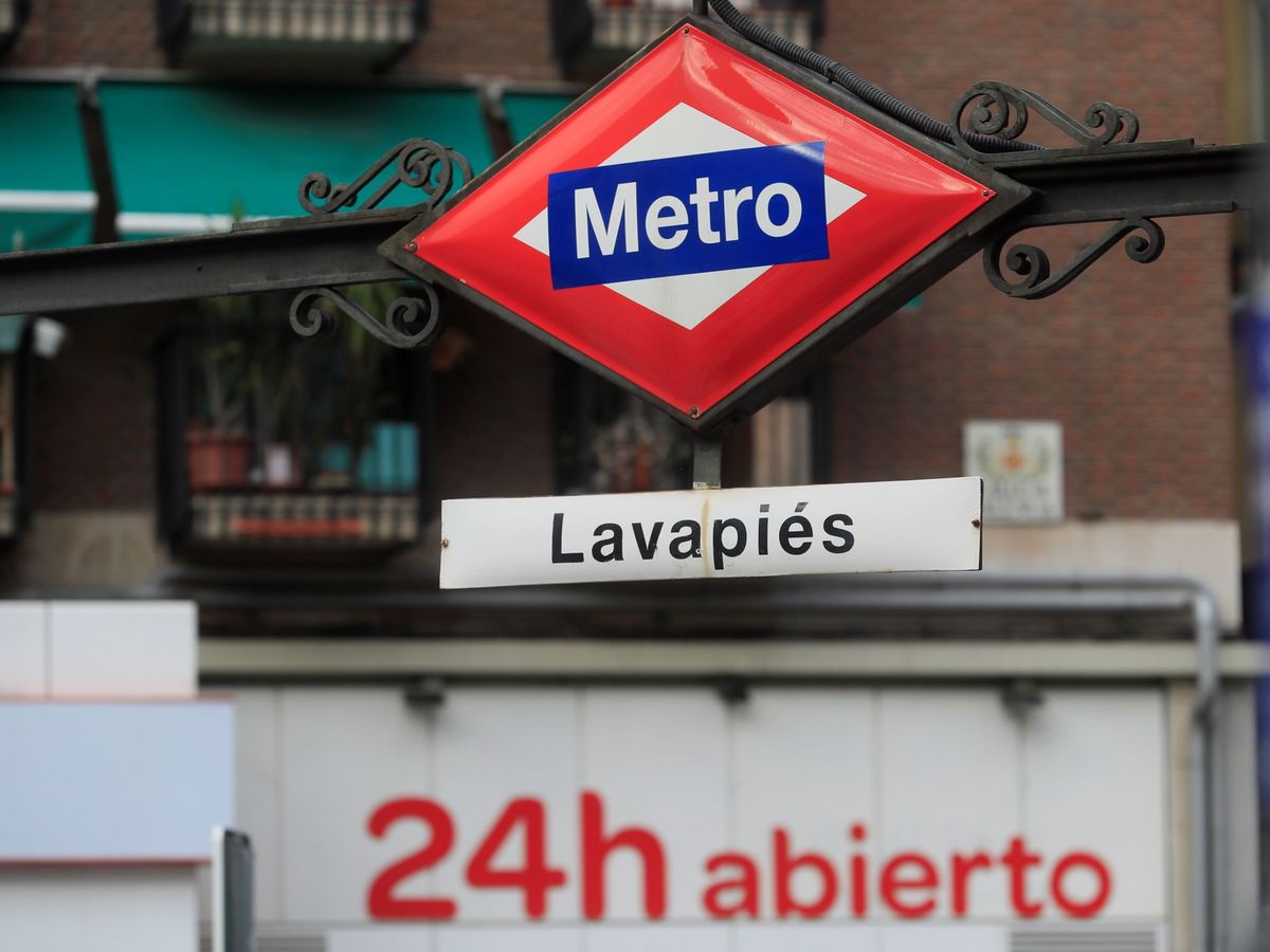 Foto: Detalle de una de las bocas de metro de Lavapiés. (EFE/Fernando Alvarado)
