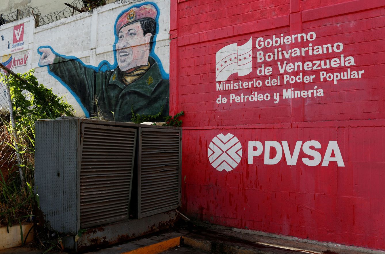 Un mural de PDVSA en Caracas. (Reuters)