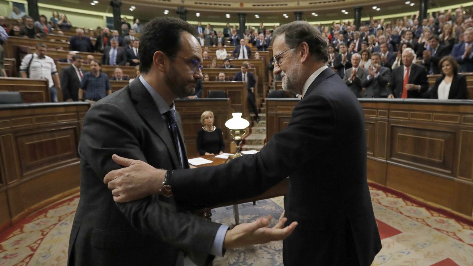 Foto: Saludo entre Mariano Rajoy y Antonio Hernando, portavoz del PSOE. (EFE)