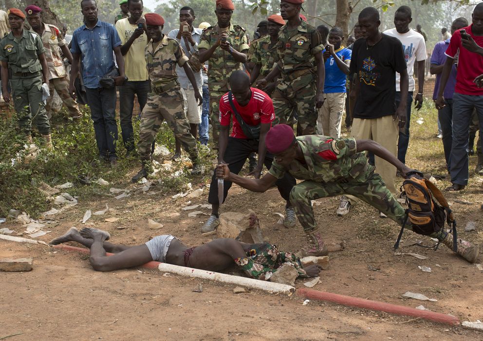 Foto: Un soldado del Ejército de República Centroafricana acuchilla a un hombre acusado de pertenecer a los Seleka el 5 de febrero en Bangui (Reuters).