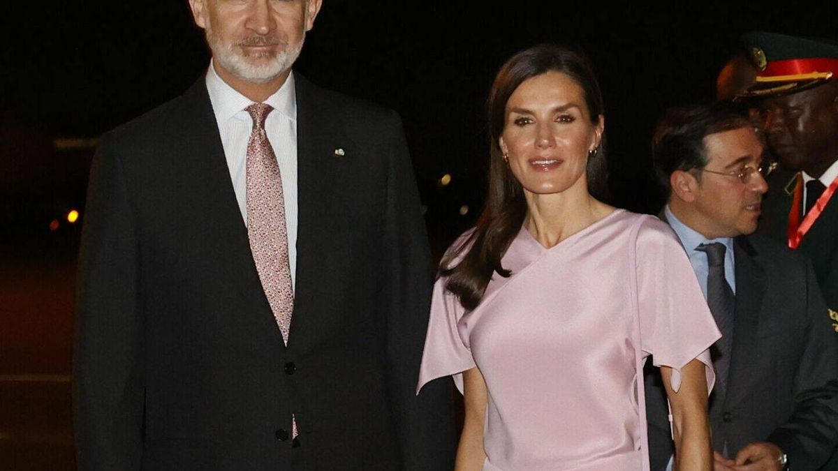 La reina Letizia y su delicado look rosa para su llegada a Angola, con nuevo bolso incluido