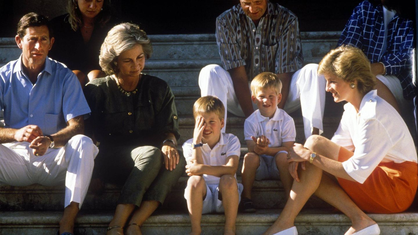 La familia real española junto a Diana de Gales y Carlos. (Cordon)