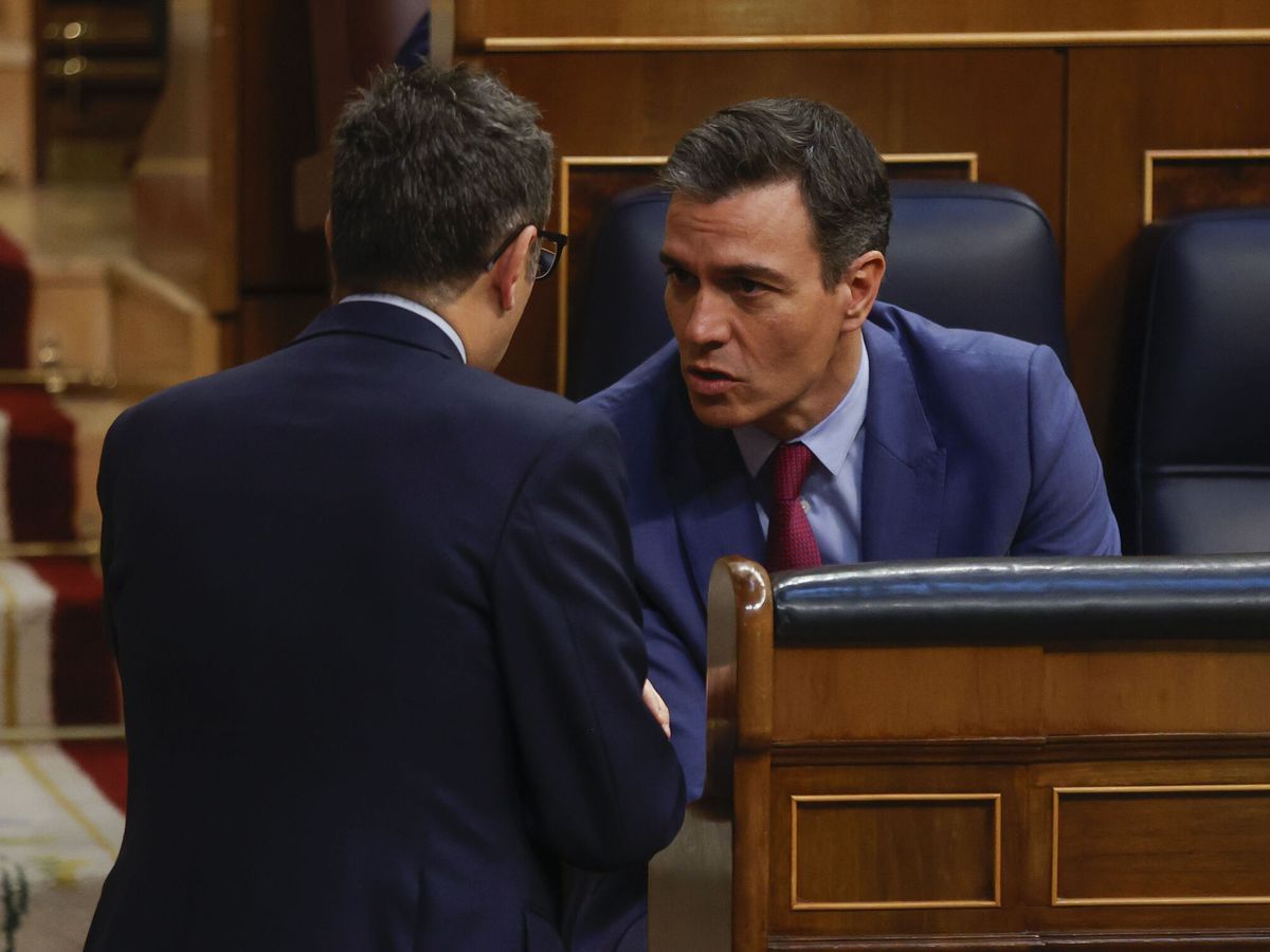 Foto: El presidente del Gobierno, Pedro Sánchez, conversa con el ministro de Presidencia, Félix Bolaños, en el Congreso de los Diputados. (EFE/Juan Carlos Hidalgo)