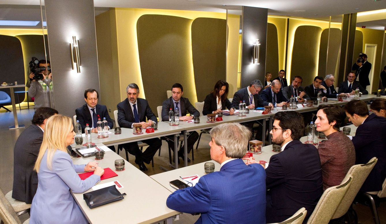 Reunión de la expresidenta Cifuentes con un grupo de empresarios para 'vender' Madrid como 'un importante destino inversor', celebrada en Bruselas (Bélgica) en diciembre de 2017.