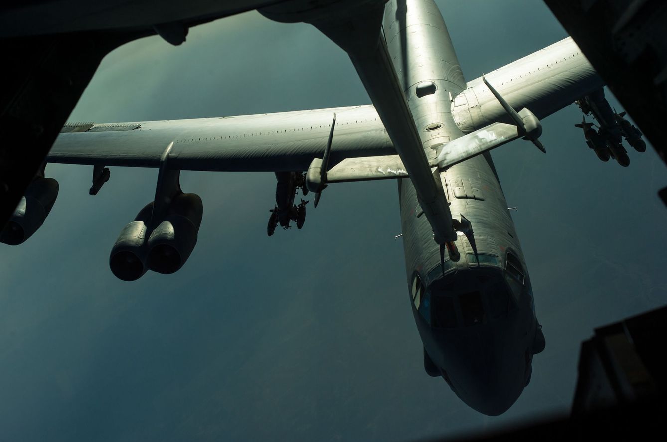 Un B-52 reposta en pleno vuelo. (Reuters)