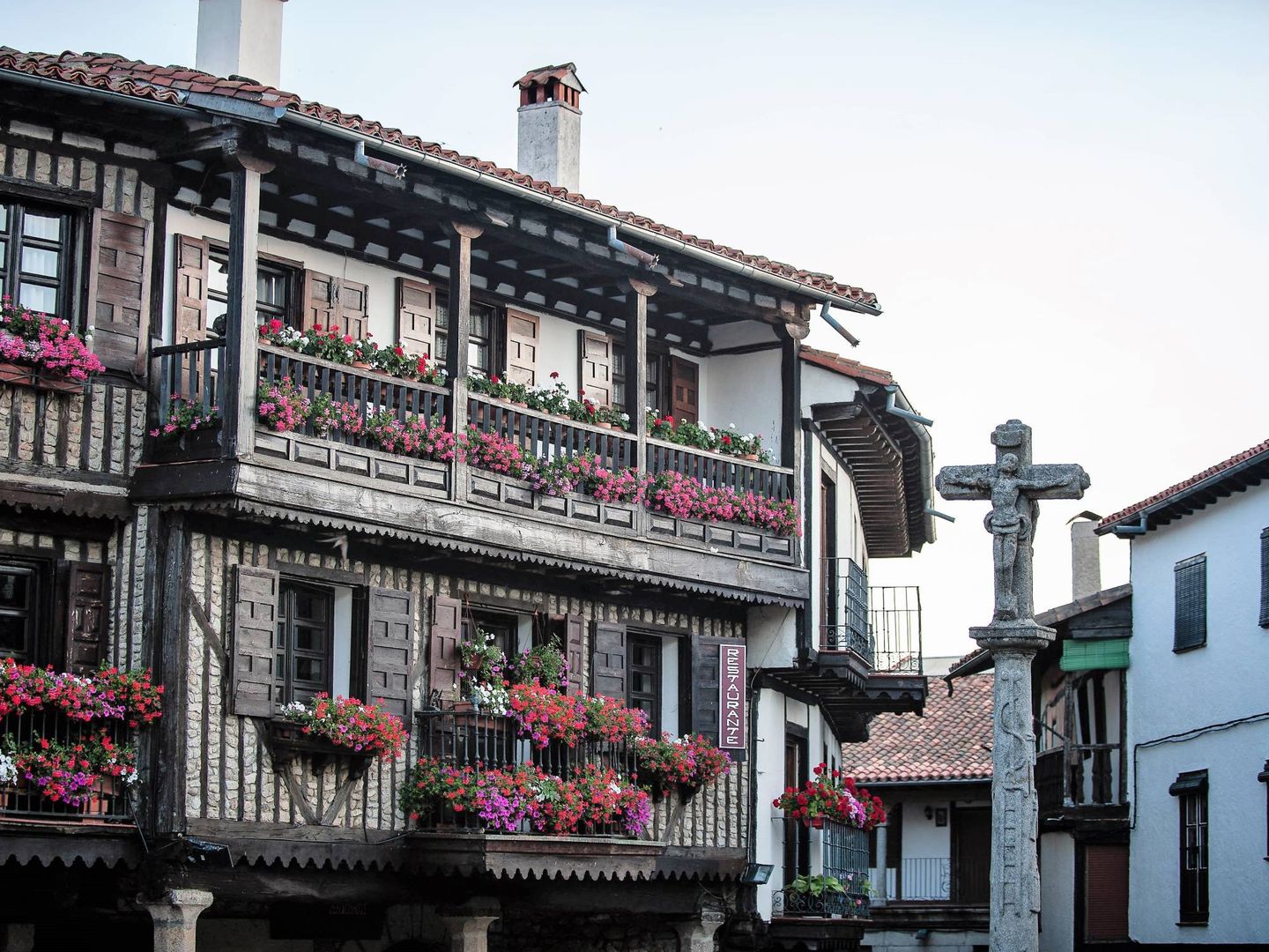 Las casas con sus típicas balconadas y sus flores componen la estampa más típica de este pueblo salmantino. (Cortesía Turismo La Alberca)