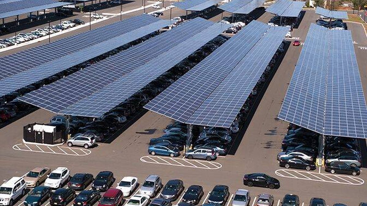 Zaragoza instalará placas solares en los 'parkings' para abaratar en un 30% la factura de los vecinos