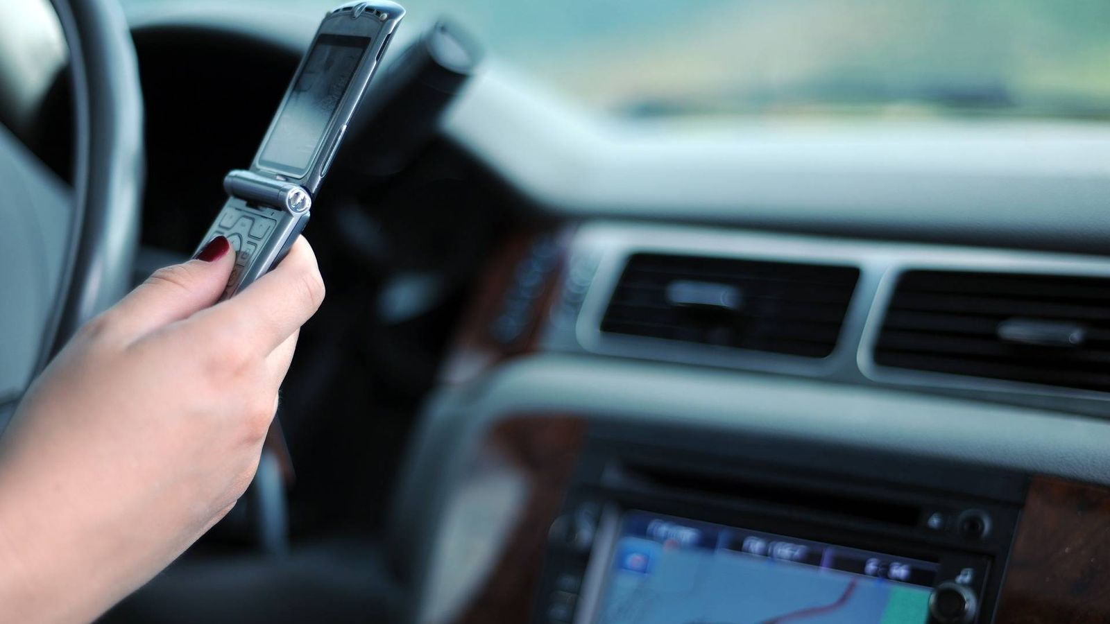 Foto: Reino Unido trabaja en un sistema que impida utilizar el móvil mientras conduces (CC/Pixabay).