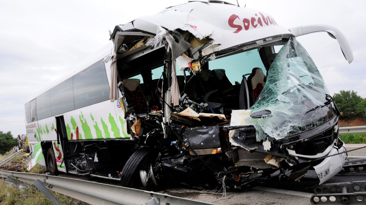 La colisión entre un autobús y un camión en la A-4 causa 11 heridos, dos graves