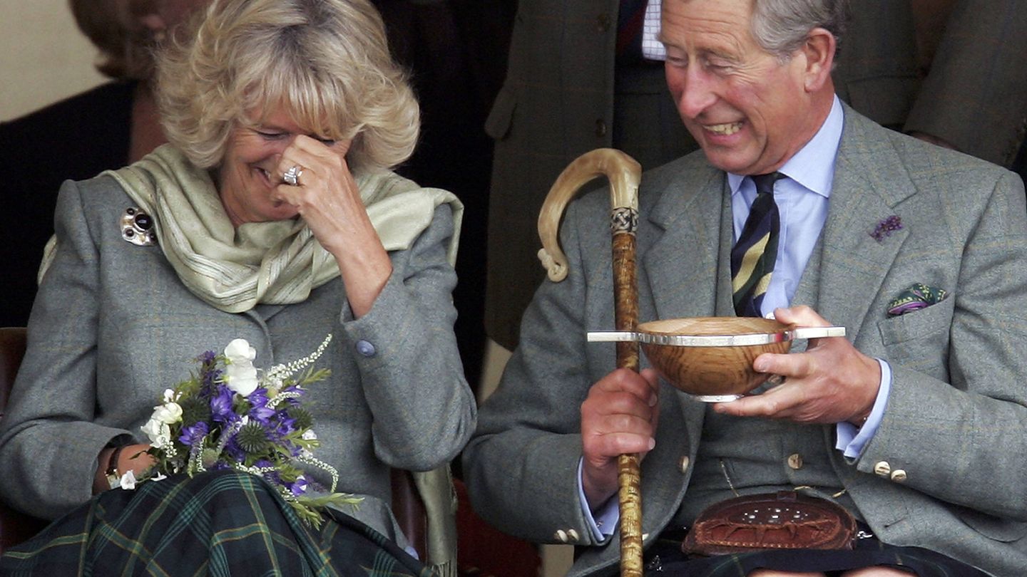 La duquesa de Cornualles y Carlos de Inglaterra, haciendo gala de su complicidad. (Getty)
