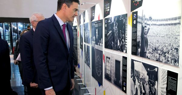 Foto: Pedro Sánchez visita la exposición de los 40 años de la Constitución en el Parlamento Europeo, este 16 de enero en Estrasburgo. (EFE)