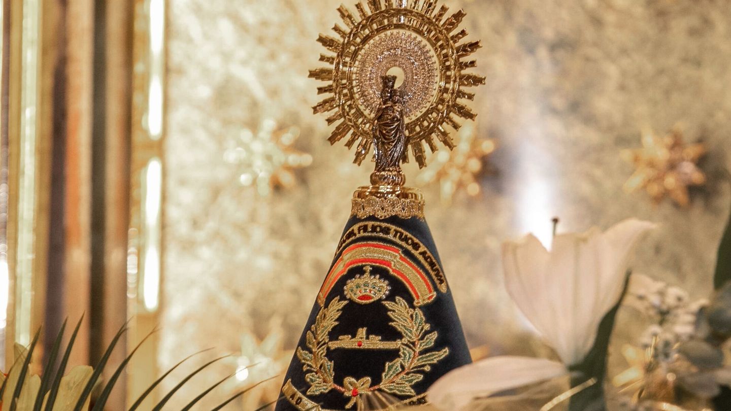 Imagen de la Virgen del Pilar vistiendo el manto del Arma Submarina. (EFE/Javier Cebollada) 