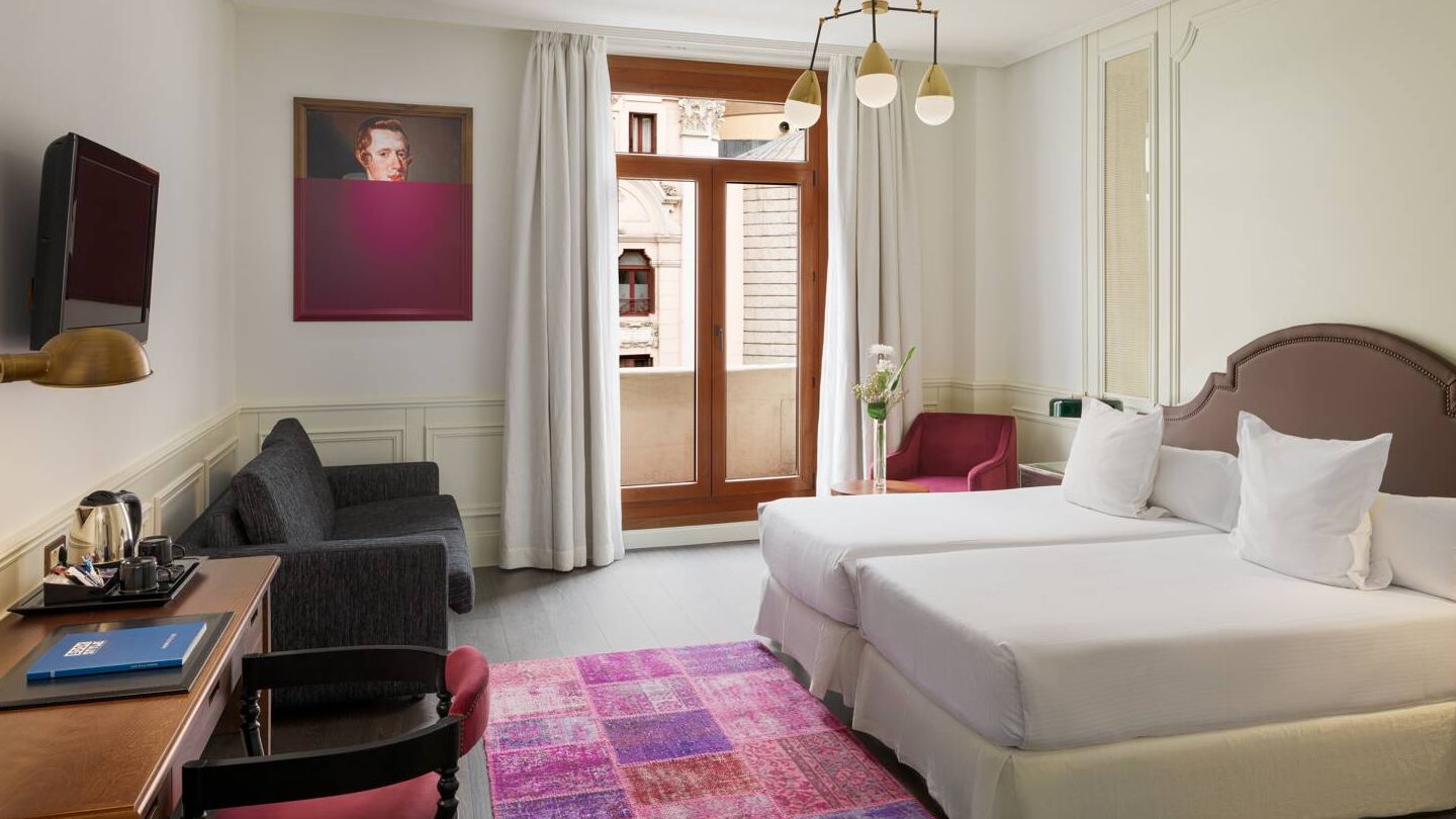 El hotel cuenta con 74 habitaciones que combinan tonos claros y materiales nobles. (Cortesía)