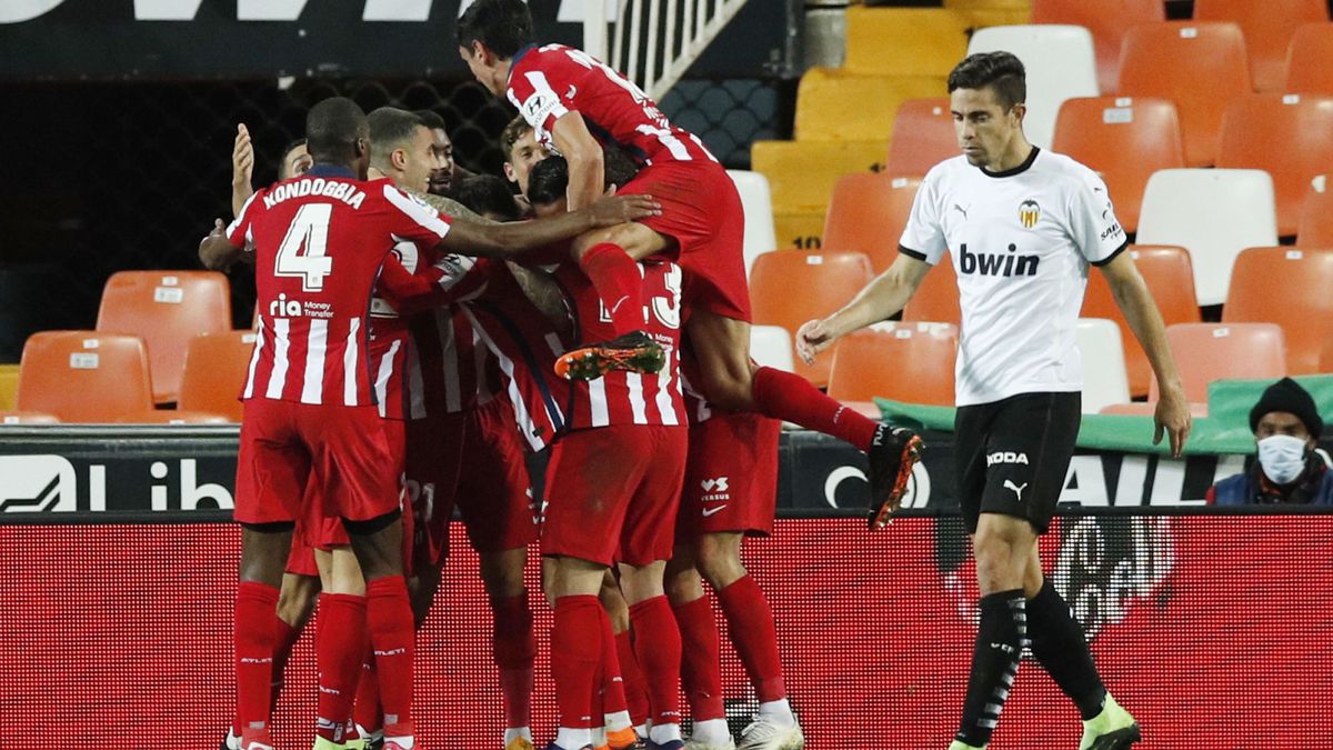 La insistencia del Atlético tiene premio gracias a la mala fortuna del Valencia (0-1)