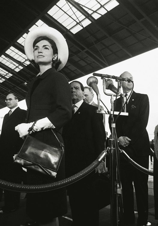 Jacqueline Kennedy espera en el aeropuerto la llegada del shah de Irán, Mohammad Reza Pahleví, y su esposa, la emperatriz Farah Diba, en su primera visita a América. 