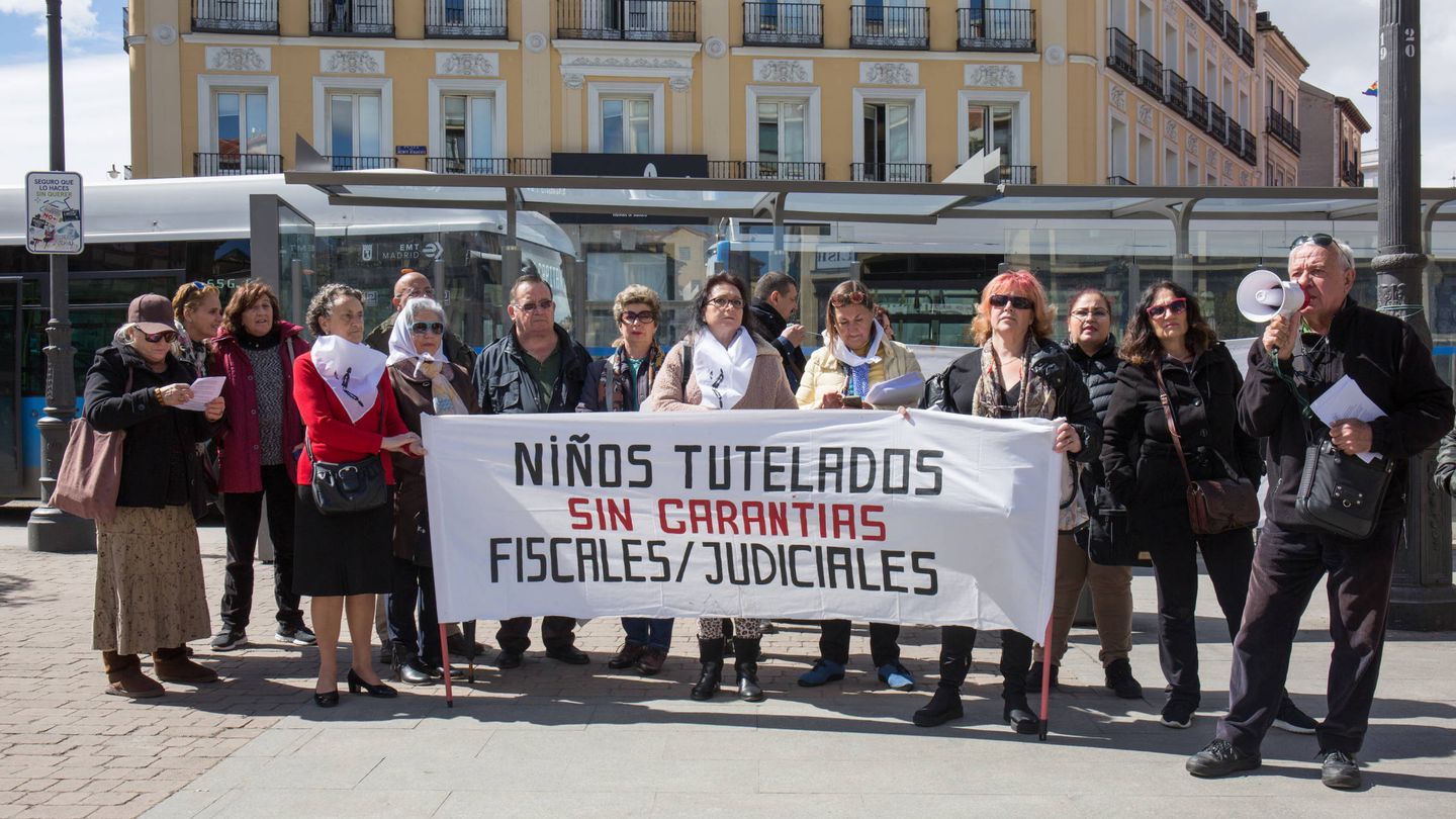 Protesta en Madrid de padres cuya tutela ha sido retirada por Servicios Sociales. (D.B.)