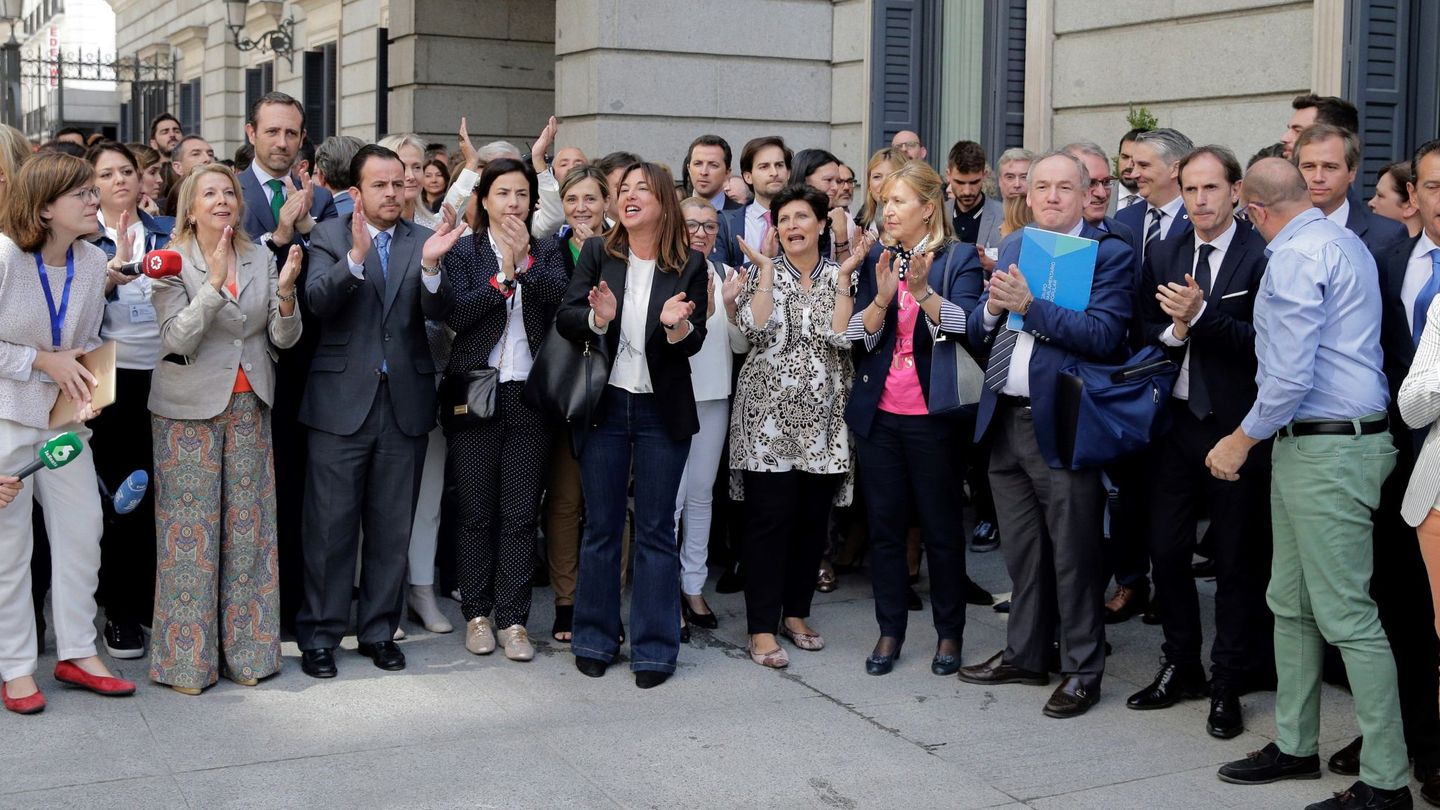 Diputados y personal del PP en el congreso esperan la salida del expresidente del Gobierno, Mariano Rajoy. (EFE)