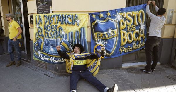 Foto: La peña de Boca Juniors en Madrid se prepara para la final de la Copa Libertadores. (EFE)