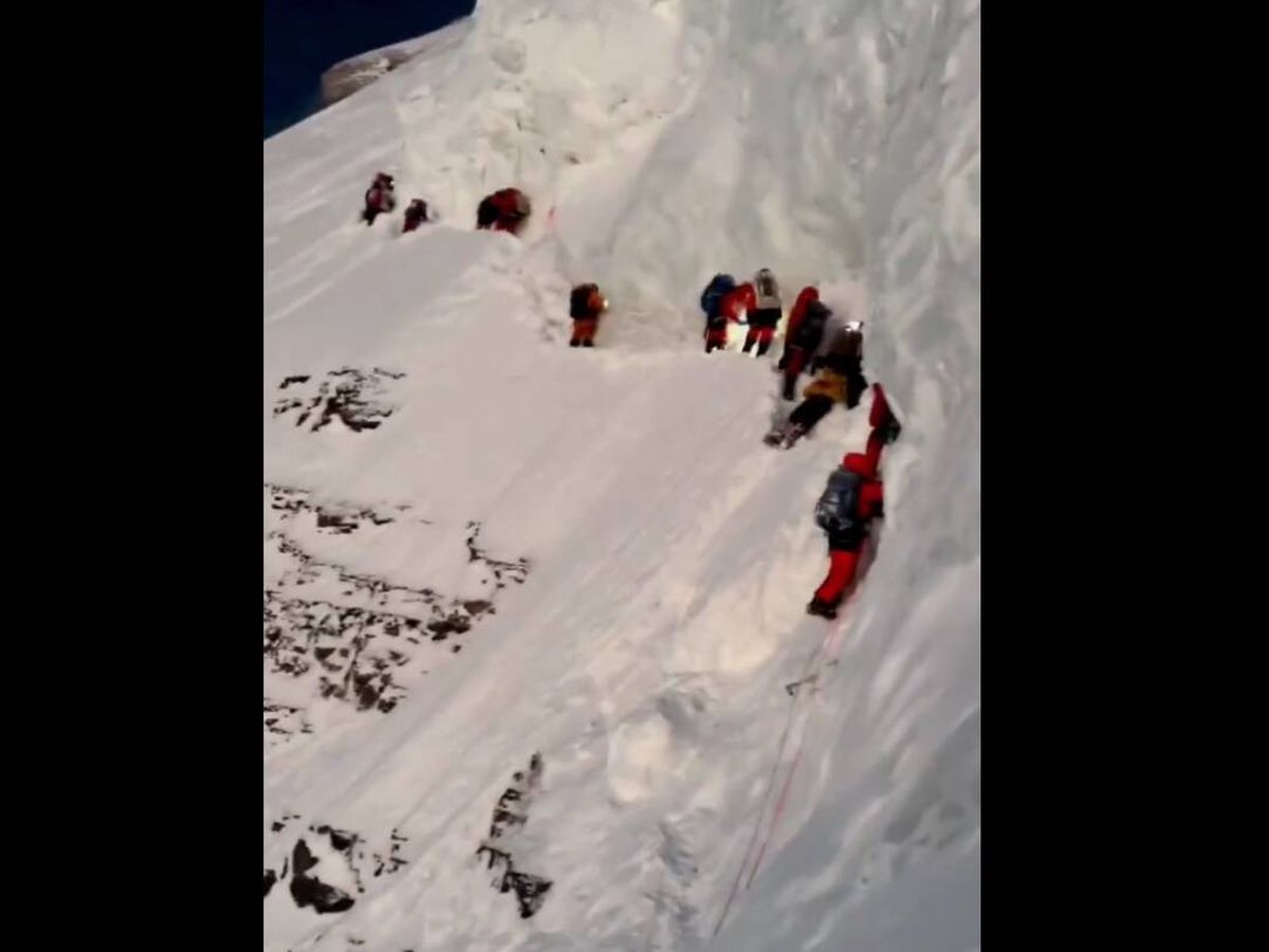 Polémico ascenso al K2: un sherpa agoniza mientras varios montañeros pasan por encima de su cuerpo