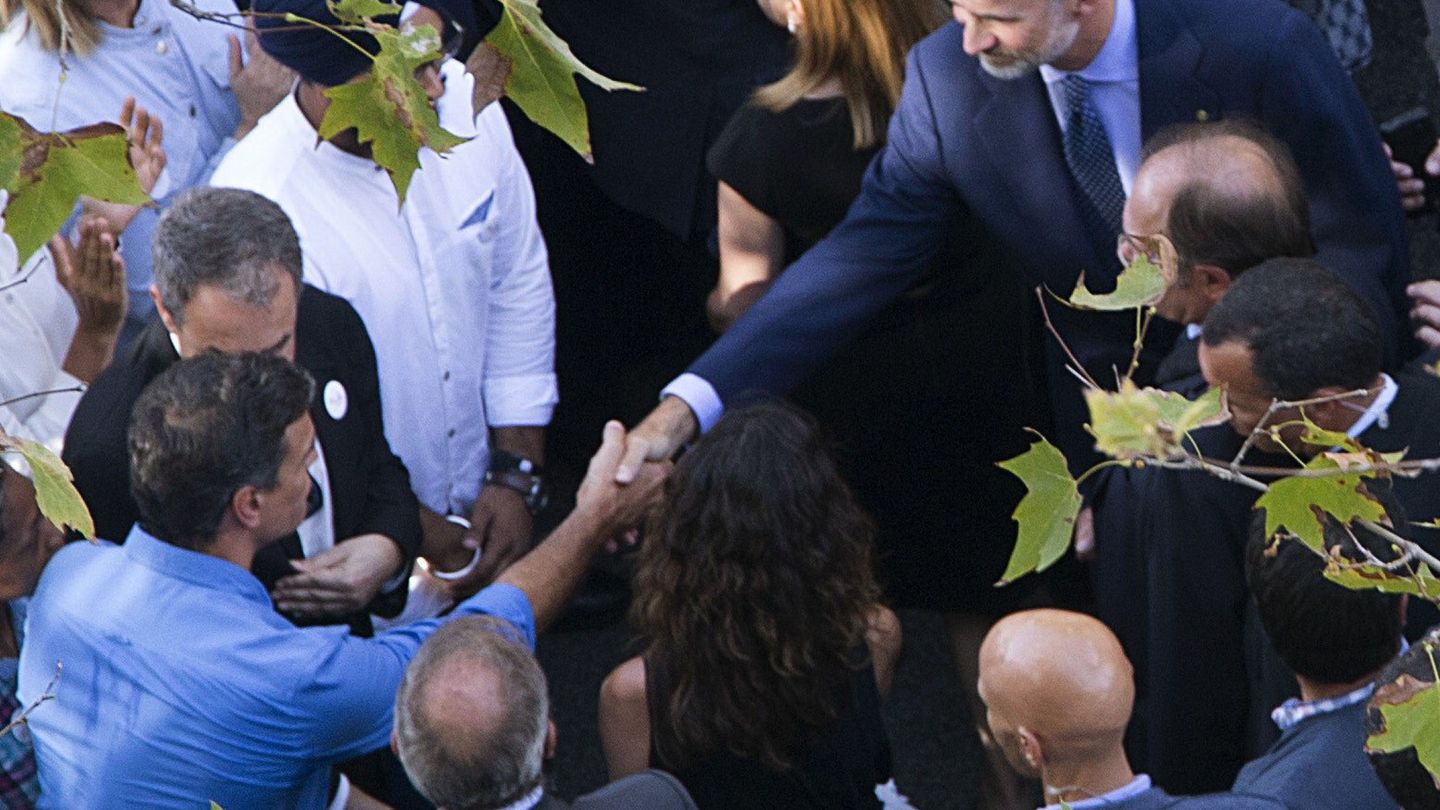 El rey Felipe saluda a Pedro Sánchez, durante la manifestación contra el terrorismo yihadista en Barcelona, el pasado 26 de agosto. (EFE)