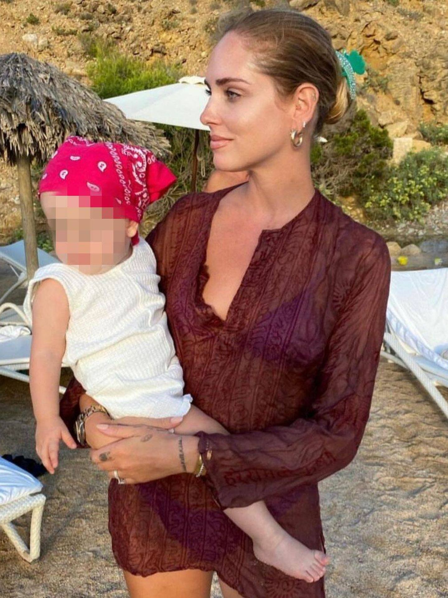 Chiara Ferragni, en Ibiza con un modelo de Vicente Ganesha. (Instagram/@vicenteganesha)