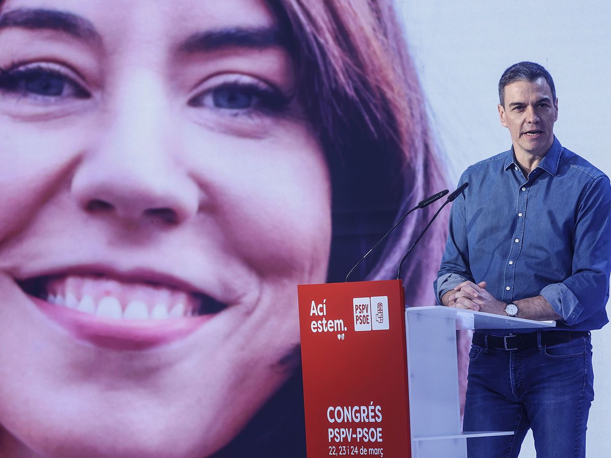 Foto: El rostro de Diana Morant, tras el atril, con Pedro Sánchez en el Congreso del PSPV-PSOE. (Rober Solsona/EP)