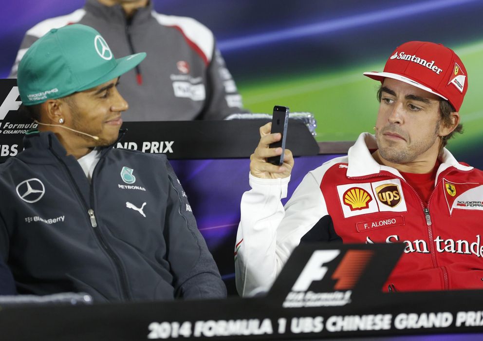 Foto: Fernando Alonso fotografiando a Hamilton este jueves en Shanghai.